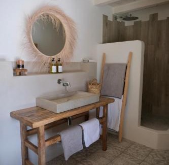 Chaveyriat Bed & Breakfast | Unwind at La Petite Parenthèse with Oceanfront Bliss