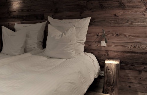 Freland House | Discover La Pierre d'Eau: Rated 10/10 with Family Dining