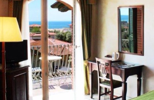 Marina di Pietrasanta Hotel | Discover La Pigna: Ocean View, Pool & Spa Retreat