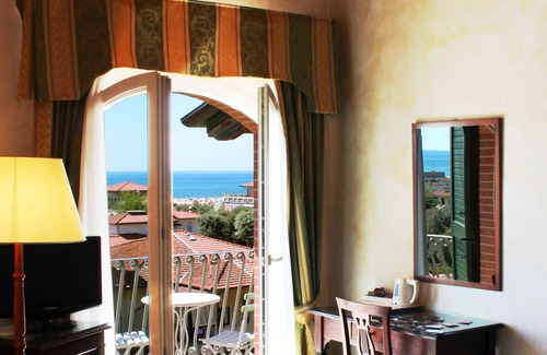Marina di Pietrasanta Hotel | Discover La Pigna: Ocean View, Pool & Spa Retreat
