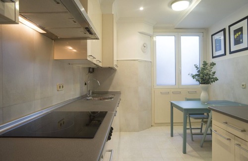 Gros Apartment | Seaside Getaway at La Plage Zurriola with Stunning Views