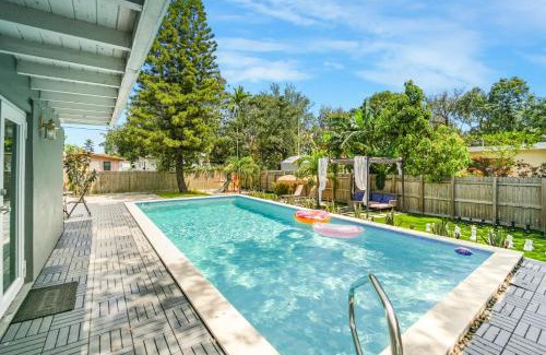 Miami Shores Villa | Elegant La Playita Villa: Poolside Retreat for 16 Guests