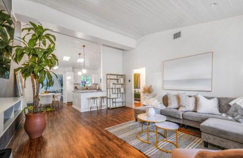 Miami Shores Villa | Elegant La Playita Villa: Poolside Retreat for 16 Guests