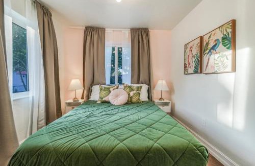 Miami Shores Villa | Elegant La Playita Villa: Poolside Retreat for 16 Guests