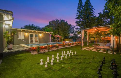Miami Shores Villa | Elegant La Playita Villa: Poolside Retreat for 16 Guests