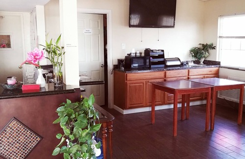 Los Banos Hotel | Comfortable Stay at La Plaza Inn Los Banos with Breakfast
