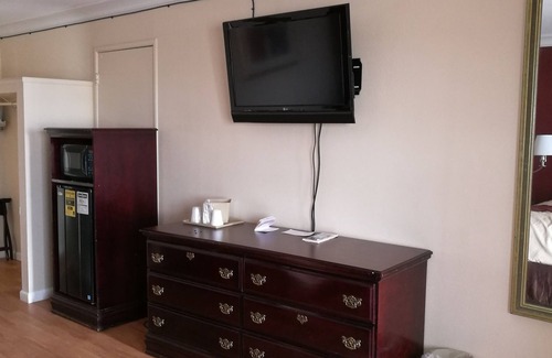 Los Banos Hotel | Comfortable Stay at La Plaza Inn Los Banos with Breakfast