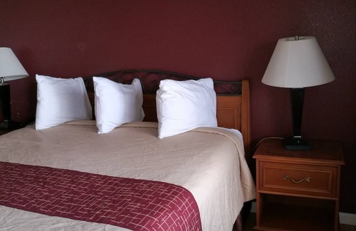 Los Banos Hotel | Comfortable Stay at La Plaza Inn Los Banos with Breakfast
