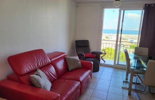 8th Arrondissement Apartment | Oceanfront Comfort at La Pointe Rouge with Stunning Views