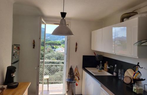 8th Arrondissement Apartment | Oceanfront Comfort at La Pointe Rouge with Stunning Views