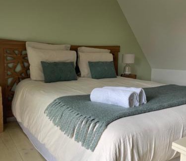 Honfleur Bed & Breakfast | Escape to La Pomme d'Amour: Oceanfront Retreat with Pool