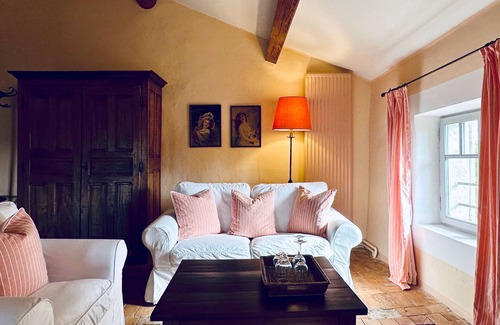 Vacqueyras Apartment | Discover La Ponche Apricot Room with Breakfast & Family Fun