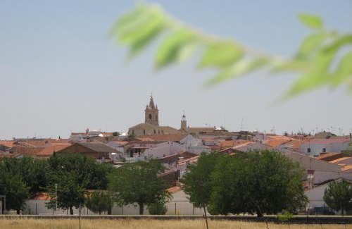Medina de las Torres House | Ideal LA POSADA: Pet-Friendly Retreat with Hot Tub & Breakfast