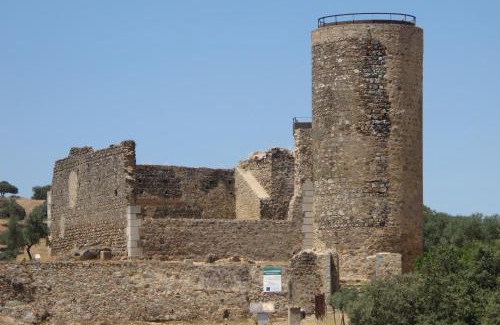 Medina de las Torres House | Ideal LA POSADA: Pet-Friendly Retreat with Hot Tub & Breakfast