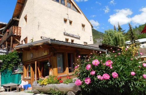 Aiguilles House | Cozy La Ptite Auberge with Breakfast & Family-Friendly Options