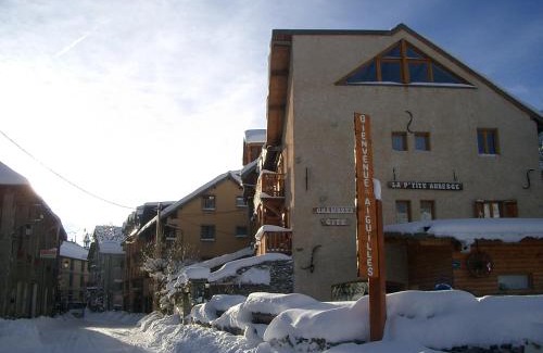 Aiguilles House | Cozy La Ptite Auberge with Breakfast & Family-Friendly Options
