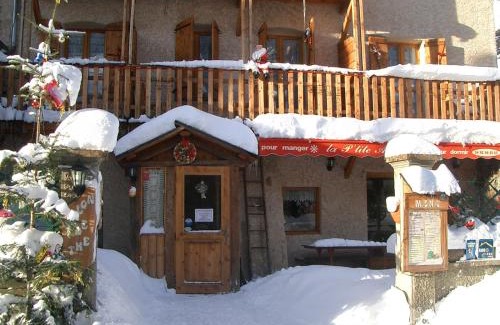 Aiguilles House | Cozy La Ptite Auberge with Breakfast & Family-Friendly Options
