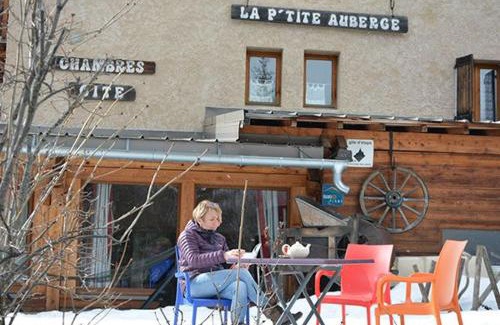 Aiguilles House | Cozy La Ptite Auberge with Breakfast & Family-Friendly Options