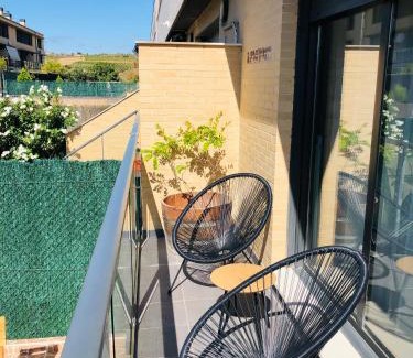 Viana House | Experience La Puerta de Viana: Breakfast, Pool & Wine Tours