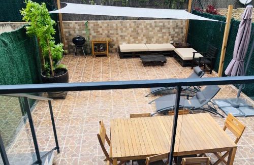 Viana House | Experience La Puerta de Viana: Breakfast, Pool & Wine Tours