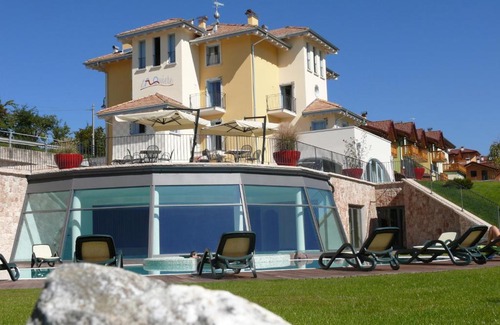 Romeno Hotel | Serene La Quiete Resort: Oceanfront Pool & Spa Retreat