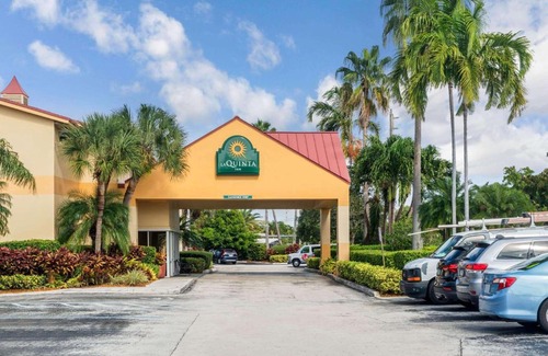 Imperial Point Hotel | Pet-Friendly Getaway at La Quinta by Wyndham Pompano Beach