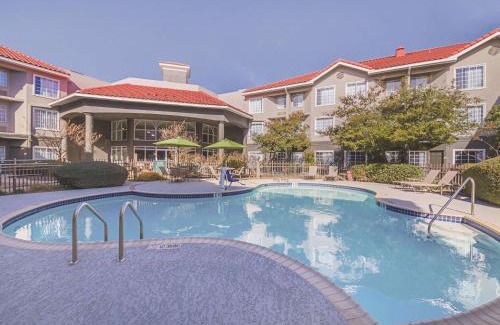North Burnet Hotel | Pet-Friendly Getaway at La Quinta by Wyndham Austin