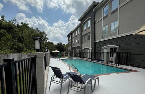 Broadmoor Hotel | Pet-Friendly Retreat at La Quinta by Wyndham Denham Springs