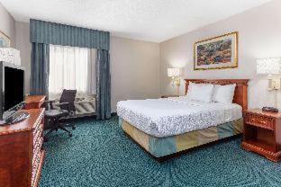 Gurnee Hotel | Pet-Friendly Getaway at La Quinta by Wyndham Gurnee