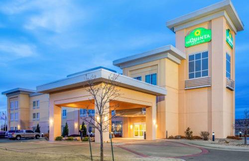 Clinton Hotel | Pet-Friendly Retreat at La Quinta by Wyndham Clinton