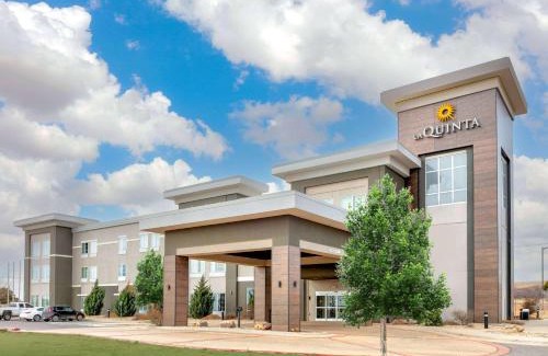 Clinton Hotel | Pet-Friendly Retreat at La Quinta by Wyndham Clinton