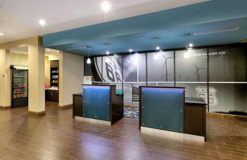 Clinton Hotel | Pet-Friendly Retreat at La Quinta by Wyndham Clinton