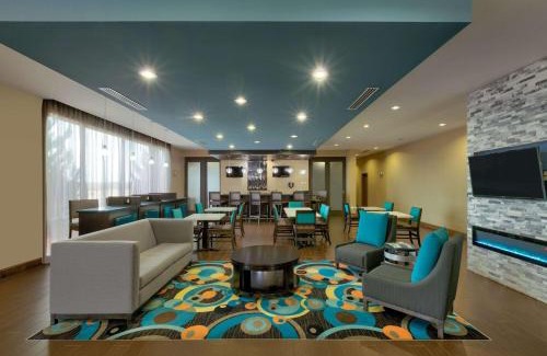 Clinton Hotel | Pet-Friendly Retreat at La Quinta by Wyndham Clinton