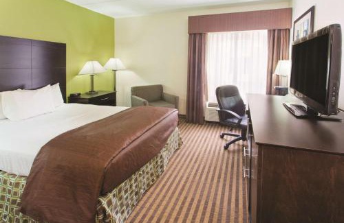 Grove City Hotel | Pet Friendly Getaway at La Quinta by Wyndham Columbus