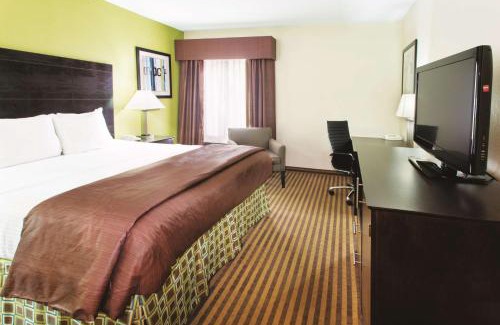 Grove City Hotel | Pet Friendly Getaway at La Quinta by Wyndham Columbus
