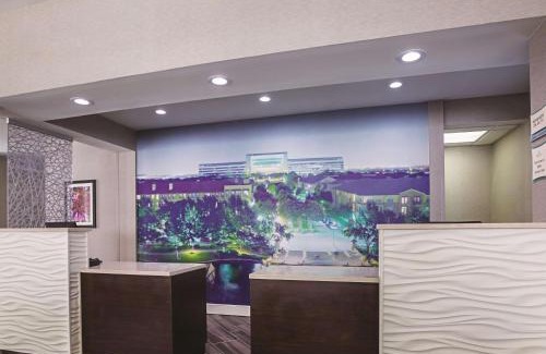 Plano Hotel | Pet-Friendly Retreat at La Quinta by Wyndham Dallas Plano West