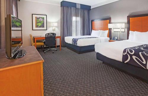Dallas Hotel | Pet-Friendly Getaway at La Quinta by Wyndham Dallas