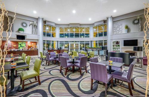 Dallas Hotel | Pet-Friendly Getaway at La Quinta by Wyndham Dallas