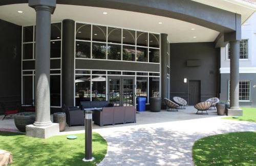 Dallas Hotel | Pet-Friendly Getaway at La Quinta by Wyndham Dallas