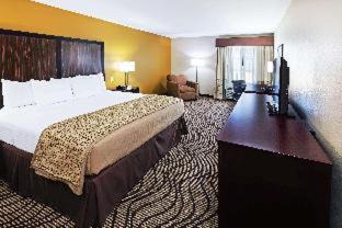 Floresville Hotel | Pet-Friendly Retreat at La Quinta by Wyndham Floresville