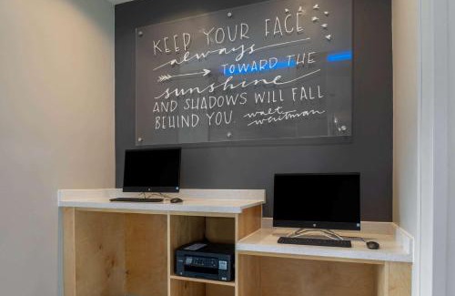 Greensboro Hotel | Pet-Friendly Getaway at La Quinta by Wyndham Greensboro