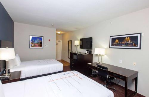 North Shore Hotel | Pet-Friendly Hotels in Houston, TX with Pool & Breakfast