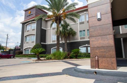 North Shore Hotel | Pet-Friendly Hotels in Houston, TX with Pool & Breakfast