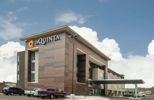 Kingman Hotel | Discover La Quinta by Wyndham Kingman: Pet-Friendly Retreat