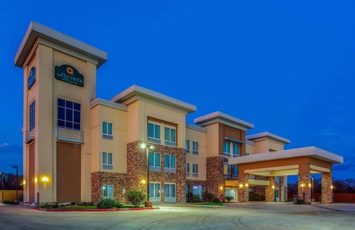 Luling Hotel | Pet-Friendly Retreat at La Quinta by Wyndham Luling