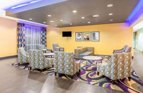 Luling Hotel | Pet-Friendly Retreat at La Quinta by Wyndham Luling