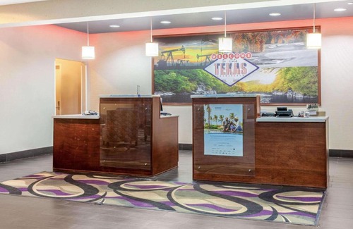Luling Hotel | Pet-Friendly Retreat at La Quinta by Wyndham Luling