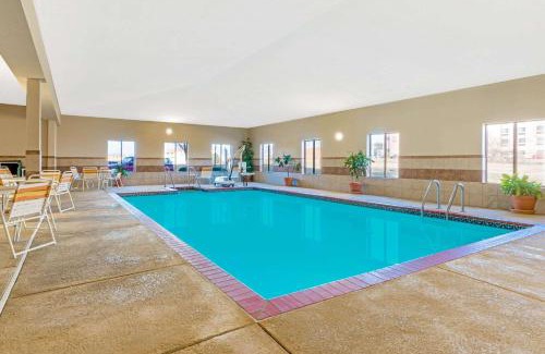 Midwest City Hotel | Pet-Friendly Getaway at La Quinta by Wyndham Midwest City