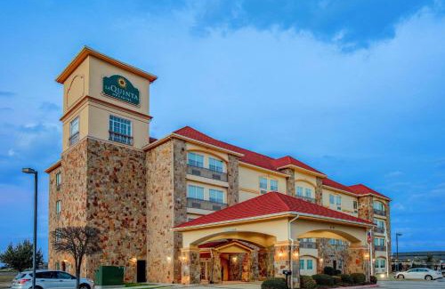 McKinney Hotel | Pet-Friendly Retreat at La Quinta by Wyndham McKinney