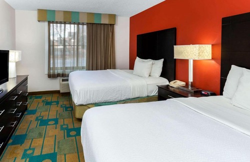 Glendale Hotel | Pet-Friendly Retreat at La Quinta by Wyndham Milwaukee